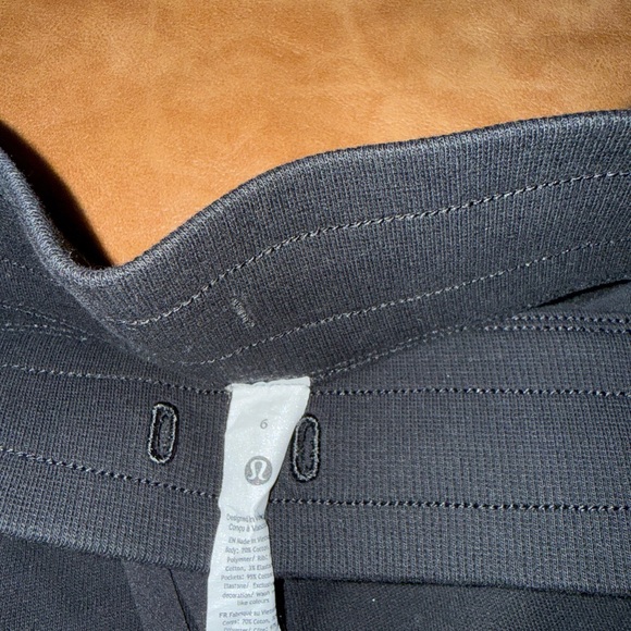 Lululemon Scuba High-Rise Shorts - Picture 5 of 6